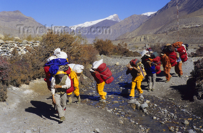 nepal383: Upper Mustang district, Annapurna area, Dhawalagiri Zone, Nepal: sherpas cross a stream - photo by W.Allgöwer - (c) Travel-Images.com - Stock Photography agency - Image Bank