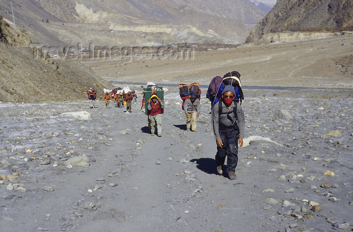 nepal384: Upper Mustang district, Annapurna area, Dhawalagiri Zone, Nepal: sherpas on the Jomsom Trek - photo by W.Allgöwer - (c) Travel-Images.com - Stock Photography agency - Image Bank