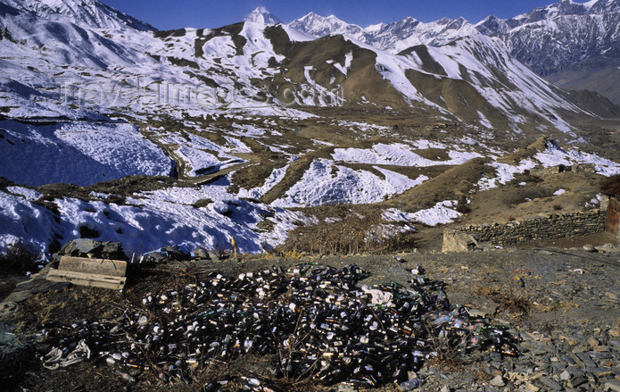 nepal388: Annapurna area, Nepal: garbage in the Himalayas, Annapurna Himal, nature conservation area - photo by W.Allgöwer - (c) Travel-Images.com - Stock Photography agency - Image Bank