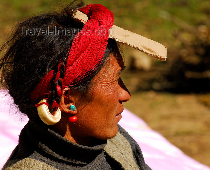 nepal421: Khumbu region, Solukhumbu district, Sagarmatha zone, Nepal: using a cardboard piece as sun protection - photo by E.Petitalot - (c) Travel-Images.com - Stock Photography agency - Image Bank