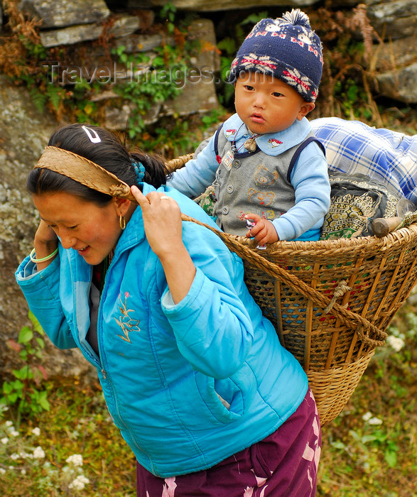 nepal437: Sankhuwasabha District, Kosi Zone, Nepal: mother carrying a toodler in a bamboo basket - doko - photo by E.Petitalot - (c) Travel-Images.com - Stock Photography agency - Image Bank