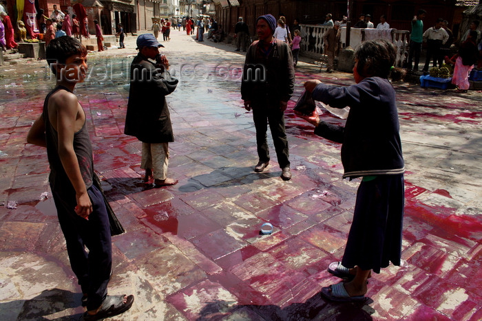 nepal456: Kathmandu, Nepal: kids throwing paint at Holi festival - Hinduism - photo by G.Koelman - (c) Travel-Images.com - Stock Photography agency - Image Bank