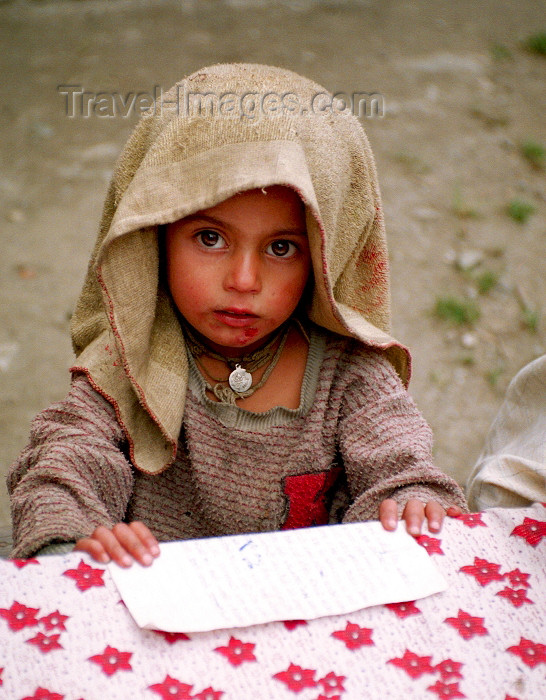 nepal62: Nepal - Kathmandu district - Kathmandu valley: girl with towel - photo by G.Friedman - (c) Travel-Images.com - Stock Photography agency - Image Bank