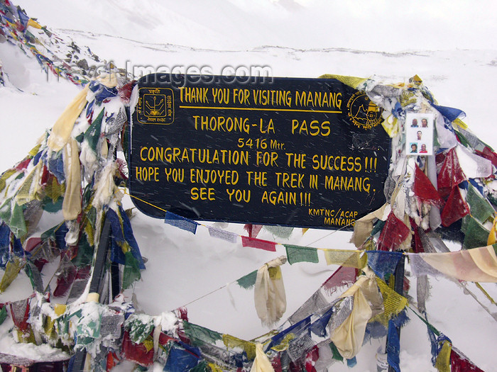nepal64: Thorung La pass, Nepal: connects the Manang and Mustang districts, Gandaki and Dhawalagiri zones - congratulations sign - Annapurna Circuit - photo by M.Samper - (c) Travel-Images.com - Stock Photography agency - Image Bank