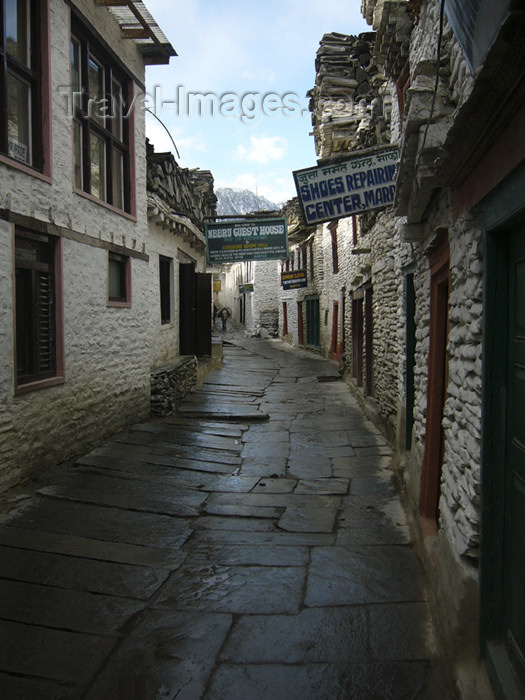 nepal67: Marpha, Mustang District, Dhawalagiri Zone, Nepal: narrow stone paved street - Annapurna Circuit - photo by M.Samper - (c) Travel-Images.com - Stock Photography agency - Image Bank