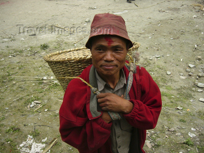 nepal69: Tipylang, Myagdi District, Dhawalagiri Zone, Nepal: man with bamboo basket - dhoko - Annapurna Circuit - photo by M.Samper - (c) Travel-Images.com - Stock Photography agency - Image Bank