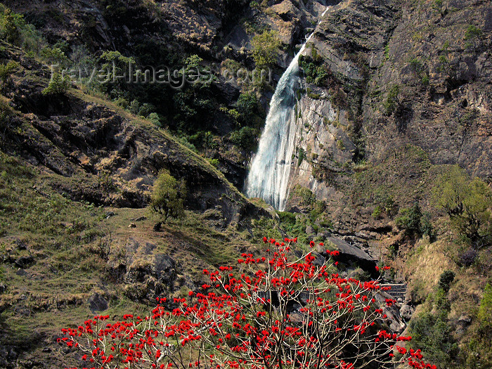 nepal74: Marsyangdi Valley, Gandaki Zone, Nepal: waterfall - Annapurna Circuit - photo by M.Samper - (c) Travel-Images.com - Stock Photography agency - Image Bank