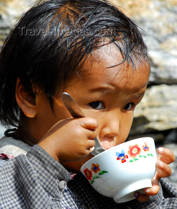 nepal79: Nepal - Langtang region - young child eating rice in a bowl - photo by E.Petitalot - (c) Travel-Images.com - Stock Photography agency - Image Bank