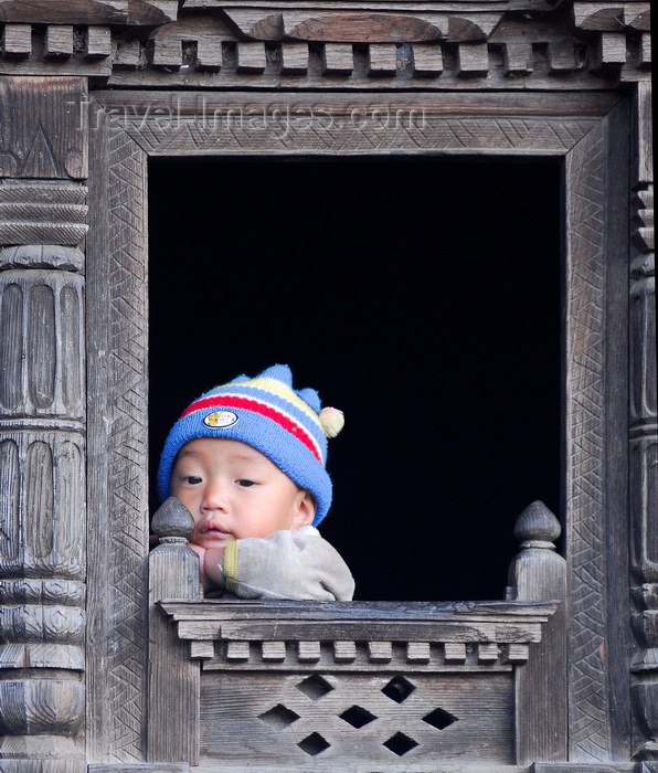 nepal84: Nepal - Langtang region - baby looking outside - photo by E.Petitalot - (c) Travel-Images.com - Stock Photography agency - Image Bank