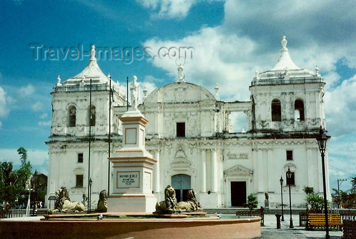 nicaragua15: Nicaragua - León: Basilica and statue of Maximo Jerez - photo by G.Frysinger - (c) Travel-Images.com - Stock Photography agency - Image Bank