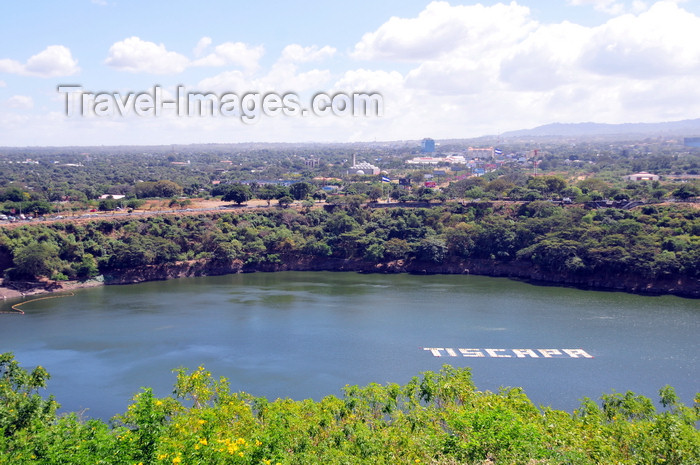 nicaragua21: Managua, Nicaragua: Tiscapa crater lake - Tiscapa Lagoon Natural Reserve - seen from Loma de Tiscapa, the lip of the Tiscapa volcano - photo by M.Torres - (c) Travel-Images.com - Stock Photography agency - Image Bank
