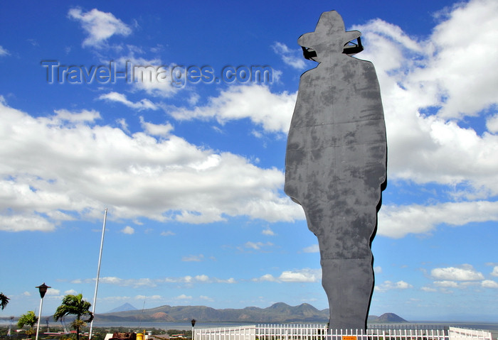 nicaragua25: Managua, Nicaragua: Loma de Tiscapa - silhouette of General Augusto César Sandino and lake Managua - photo by M.Torres - (c) Travel-Images.com - Stock Photography agency - Image Bank