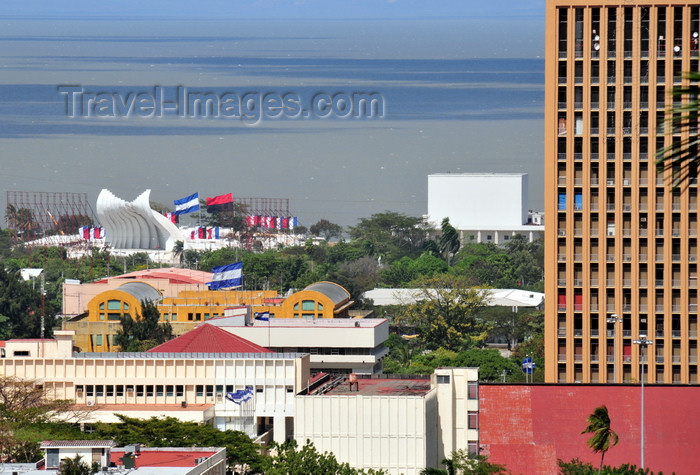 nicaragua29: Managua, Nicaragua: Banco de América tower (BAMER) - architects Edward Stone and Eduardo Chamorro Coronel, downtown government buildings and lake Managua waterfront, seen from Loma de Tiscapa - photo by M.Torres - (c) Travel-Images.com - Stock Photography agency - Image Bank