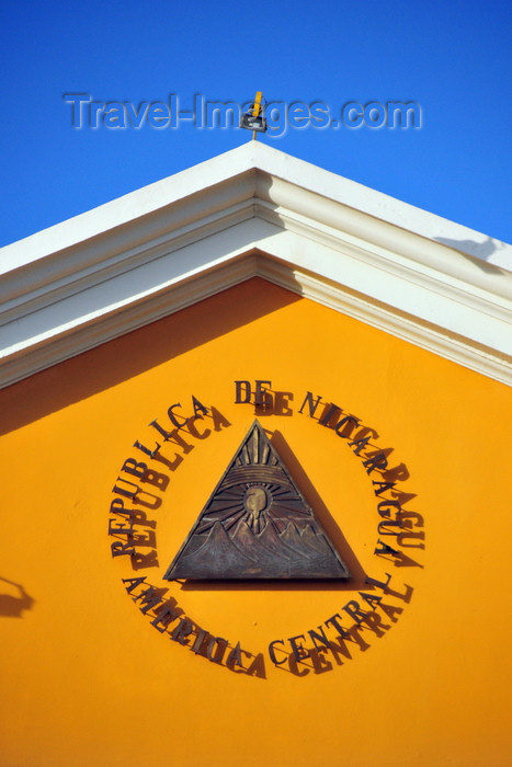 nicaragua67: Managua, Nicaragua: Presidential Palace - Nicaraguan coat of arms in bronze -  Escudo de Nicaragua - Casa Presidencial - Casa de los Pueblos - Plaza de la Revolución / Plaza de la República - photo by M.Torres - (c) Travel-Images.com - Stock Photography agency - Image Bank