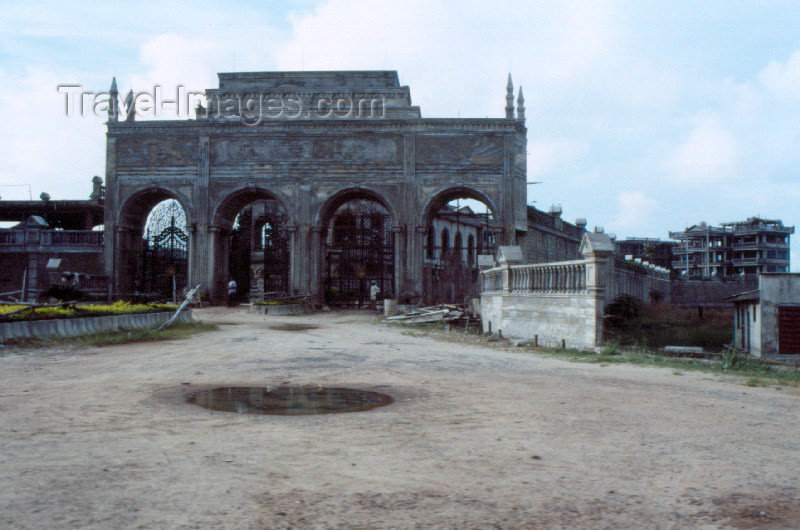 nigeria1: Nigeria - Lagos / LOS: construction site - new money builds a grand residence - photo by Dolores CM - (c) Travel-Images.com - Stock Photography agency - Image Bank