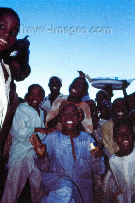 nigeria17: Nigeria - Kano: kids - market scene - photo by Dolores CM - (c) Travel-Images.com - Stock Photography agency - Image Bank