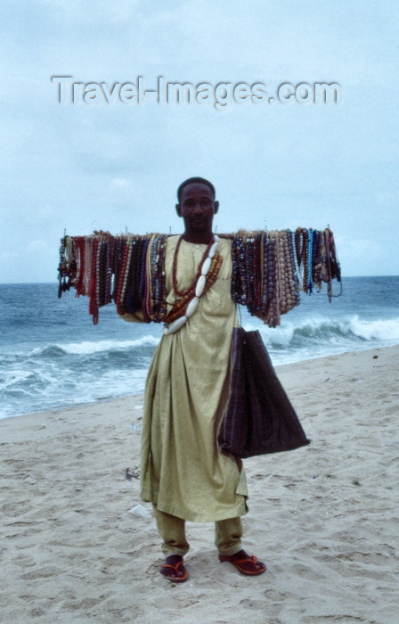 nigeria27: Nigeria - Lagos / LOS: selling on the beach - photo by Dolores CM - (c) Travel-Images.com - Stock Photography agency - Image Bank