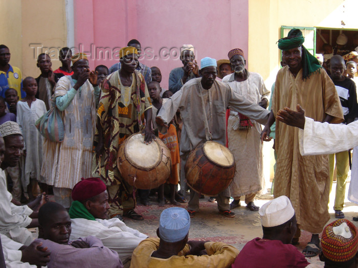 nigeria34: Nigeria - Hadejia (also Hadeja, previously Biram): traditional musicians - African instruments - Hausa people -  Jigawa State, one of the seven true Hausa states - Hausa Bakwai - photo by Anna Obem - (c) Travel-Images.com - Stock Photography agency - Image Bank