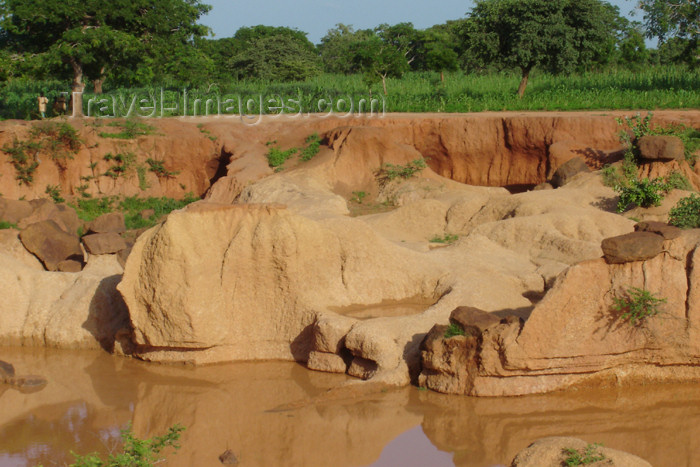 nigeria40: Nigeria - Minjibir - Kano State: red waters - erosion - photo by A.Obem - (c) Travel-Images.com - Stock Photography agency - Image Bank