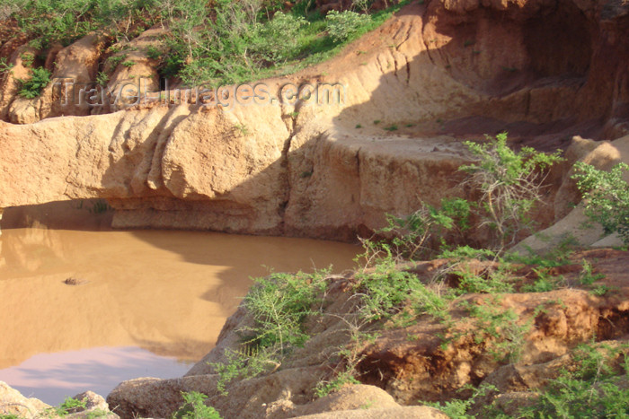nigeria41: Nigeria - Minjibir: muddy waters - river erosion - photo by A.Obem - (c) Travel-Images.com - Stock Photography agency - Image Bank