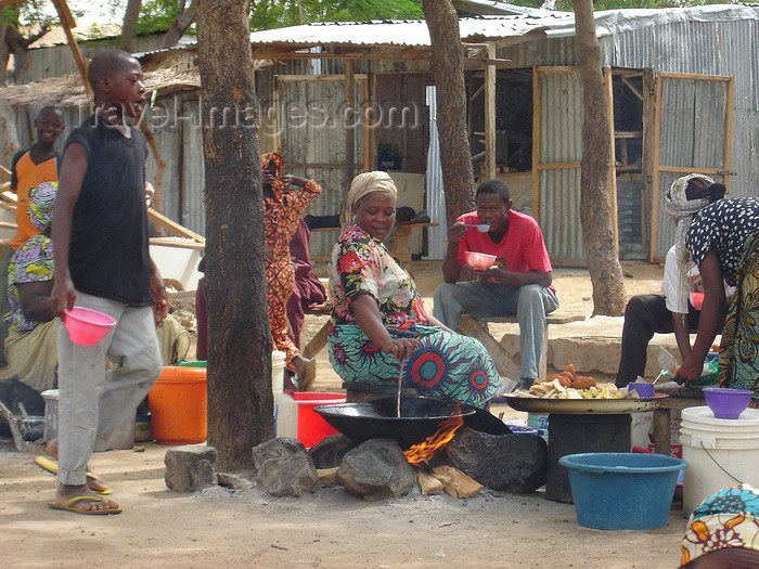 nigeria56: Kano, Nigeria: women preparing food - photo by A.Obem - (c) Travel-Images.com - Stock Photography agency - Image Bank