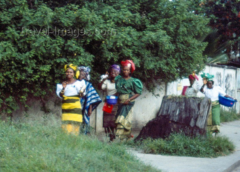 nigeria6: Nigeria - Lagos / LOS: ladies in traditional clothes - photo by Dolores CM - (c) Travel-Images.com - Stock Photography agency - Image Bank