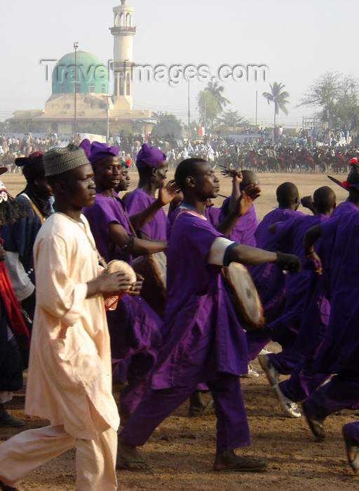 nigeria61: Kano, Nigeria: Salla Durbar festival - the procession passes near Gidan Makama Mosque - drummers - Eid al-Adha - Aïd el-Kebir - photo by A.Obem - (c) Travel-Images.com - Stock Photography agency - Image Bank