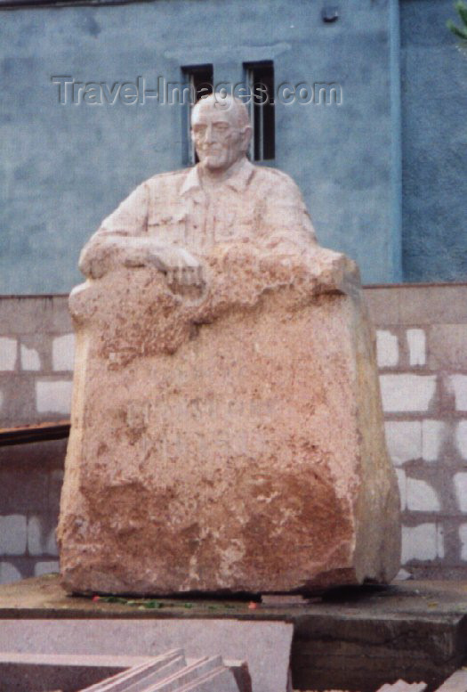 nk2: Nagorno Karabakh - Xankandi / Stepanakert: half man - half stone - statue - photo by M.Torres - (c) Travel-Images.com - Stock Photography agency - Image Bank