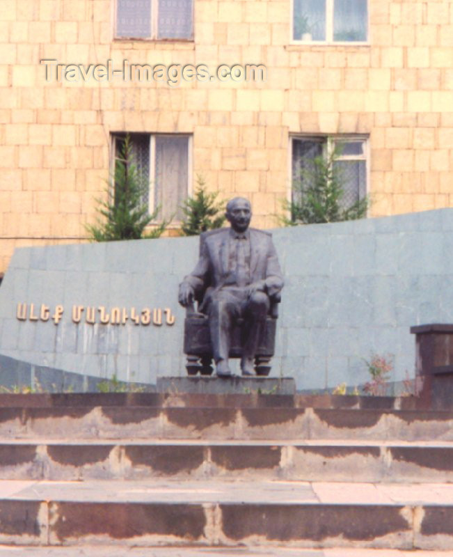 nk5: Nagorno Karabakh - Xankandi / Stepanakert: chairman - statue - monument - photo by M.Torres - (c) Travel-Images.com - Stock Photography agency - Image Bank