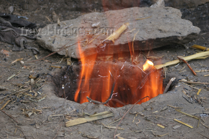 pakistan107: Kodar Bala, Siran Valley, NWFP, Pakistan: fire coming out of a tandoor - traditional oven for baking bread - cylindrical clay oven - tandur - tandoori - photo by R.Zafar - (c) Travel-Images.com - Stock Photography agency - Image Bank