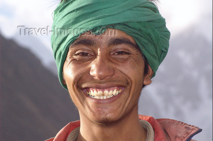 pakistan116: Pakistan - Karakoram mountains - Himalayan range - Northern Areas: Balti porter - with turban - photo by A.Summers - (c) Travel-Images.com - Stock Photography agency - Image Bank
