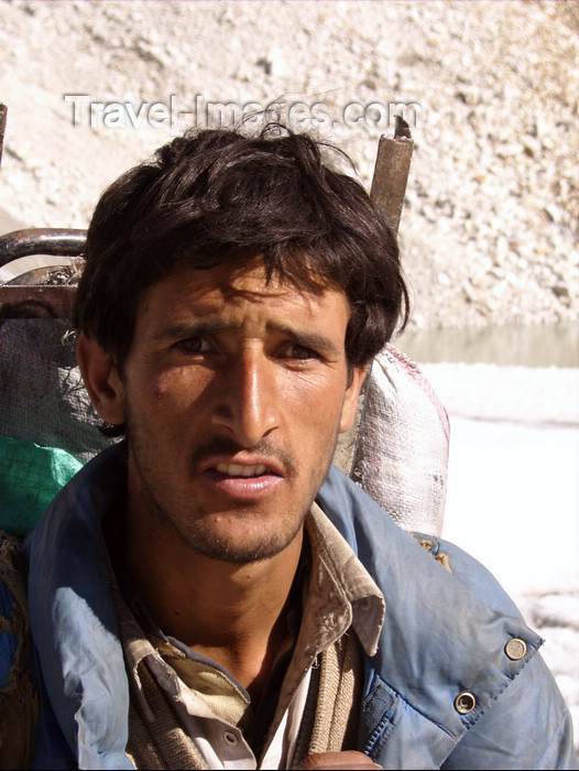 pakistan118: Pakistan - Karakoram mountains - Himalayan range - Northern Areas: Balti porter - tired - photo by A.Summers - (c) Travel-Images.com - Stock Photography agency - Image Bank