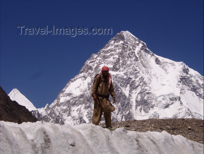 pakistan119: Pakistan - K2 - Karakoram mountains - Himalayan range - Northern Areas: Balti porter and the K2 peak - photo by A.Summers - (c) Travel-Images.com - Stock Photography agency - Image Bank