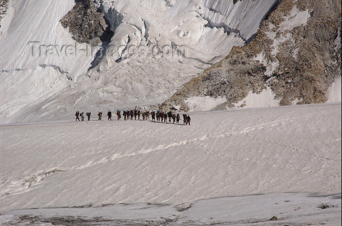 pakistan122: Pakistan - Baltoro Glacier - Karakoram mountains - Himalayan range - Northern Areas: line of Balti porters in the Baltoro Glacier - photo by A.Summers - (c) Travel-Images.com - Stock Photography agency - Image Bank