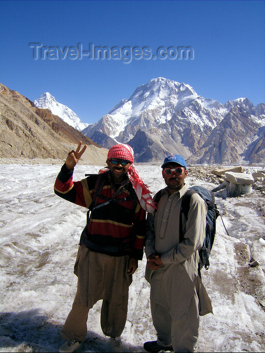 pakistan123: Pakistan - Baltoro Muztagh subrange - Karakoram mountains - Himalayan range - Northern Areas: Balti porters with K2 and Broad peak - victory sign - photo by A.Summers - (c) Travel-Images.com - Stock Photography agency - Image Bank