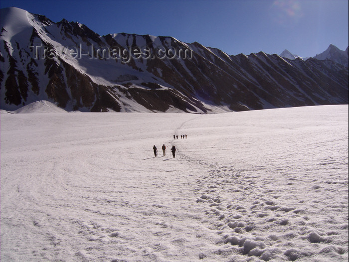 pakistan125: Pakistan - Baltoro Glacier - Karakoram mountains - Himalayan range - Northern Areas: trekkers - photo by A.Summers - (c) Travel-Images.com - Stock Photography agency - Image Bank