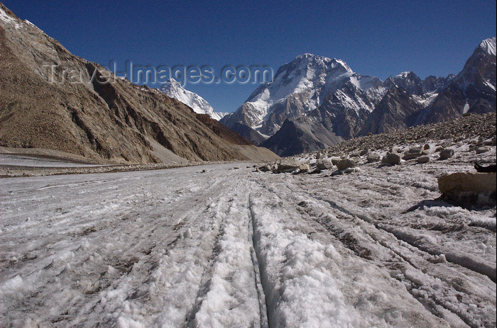 pakistan127: Pakistan - Baltoro Muztagh subrange - Karakoram mountains - Himalayan range - Northern Areas: K2 and Broad peak (K3) - photo by A.Summers - (c) Travel-Images.com - Stock Photography agency - Image Bank