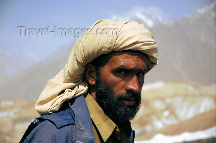 pakistan134: Pakistan - Karakoram mountains - Himalayan range - Northern Areas: Pakistaini porter with turban - photo by A.Summers - (c) Travel-Images.com - Stock Photography agency - Image Bank