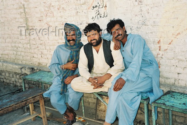 pakistan14: Pakistan - Quetta - Baluchistan: three Pakistani in their national costume, the Shalwar-kameez / Trojice Pákistáncù v tradièním odìvu šalvár kamíz - Kvéta - photo by J.Kaman - (c) Travel-Images.com - Stock Photography agency - Image Bank