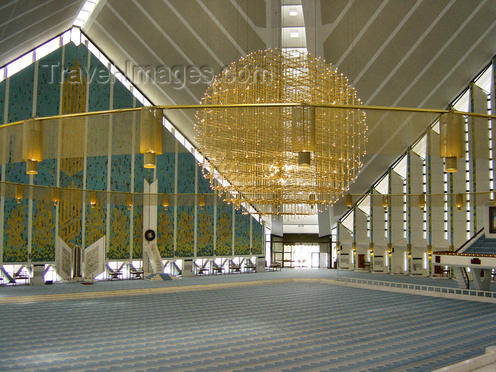 pakistan141: Islamabad, Pakistan: Faisal mosque - 5,000 square meters, for 300,000 faithful - photo by D.Steppuhn - (c) Travel-Images.com - Stock Photography agency - Image Bank