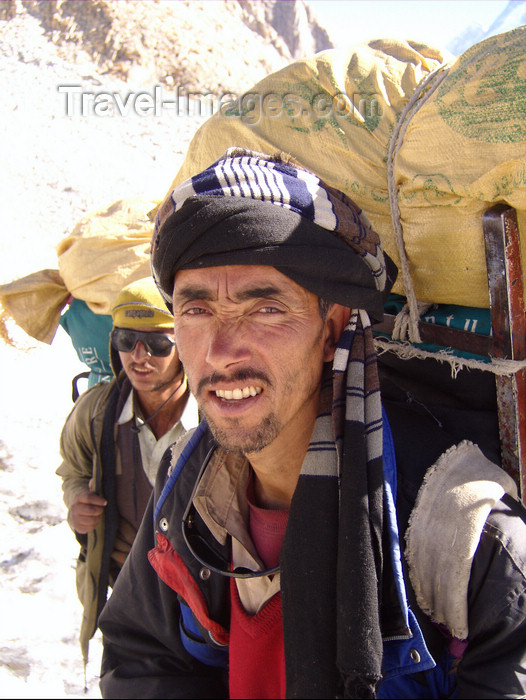 pakistan15: Pakistan - Karakoram segment of the Himalayan range, near K2 - Northern Areas - Gilgit-Baltistan: Balti porters with full load - Pakistan-administered Kashmir - photo by A.Summers - (c) Travel-Images.com - Stock Photography agency - Image Bank