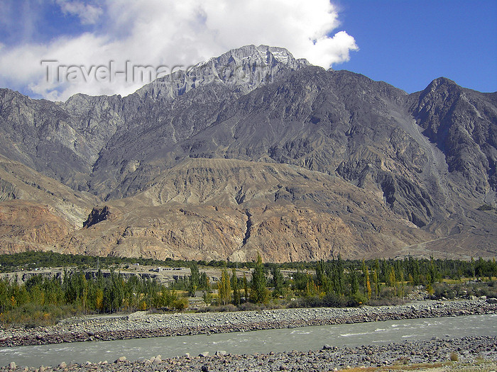 pakistan162: Hunza Valley - Northern Areas, Pakistan: mountains along the Hunza River - Karakoram Highway - N35 - KKH - Hunza tour - photo by D.Steppuhn - (c) Travel-Images.com - Stock Photography agency - Image Bank