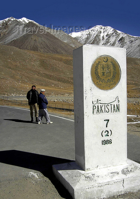 pakistan18: Khunjerab Pass, Hunza valley, Northern Areas / FANA - Pakistan-administered Kashmir: sign in Urdu and English - border between Pakistan and China - Xinjian Uighur Autonomous Region - KKH - photo by D.Steppuhn - (c) Travel-Images.com - Stock Photography agency - Image Bank