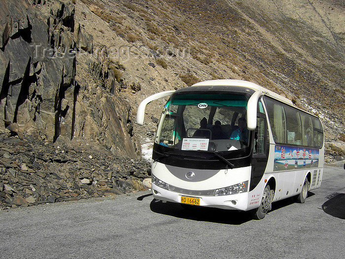 pakistan186: Khunjerab Pass, Hunza valley, Northern Areas / FANA - Pakistan-administered Kashmir: Chinese bus brings doing the Hunza tour - KKH - photo by D.Steppuhn - (c) Travel-Images.com - Stock Photography agency - Image Bank