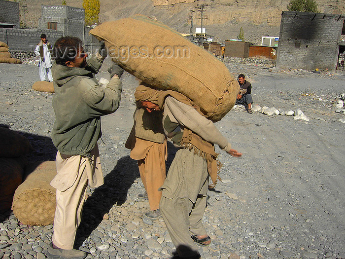 pakistan188: Sust / Sost, Gojal tehsil, Hunza valley, Northern Areas / FANA - Pakistan-administered Kashmir: loading potatoes near the Asia Star hotel - KKH - photo by D.Steppuhn - (c) Travel-Images.com - Stock Photography agency - Image Bank