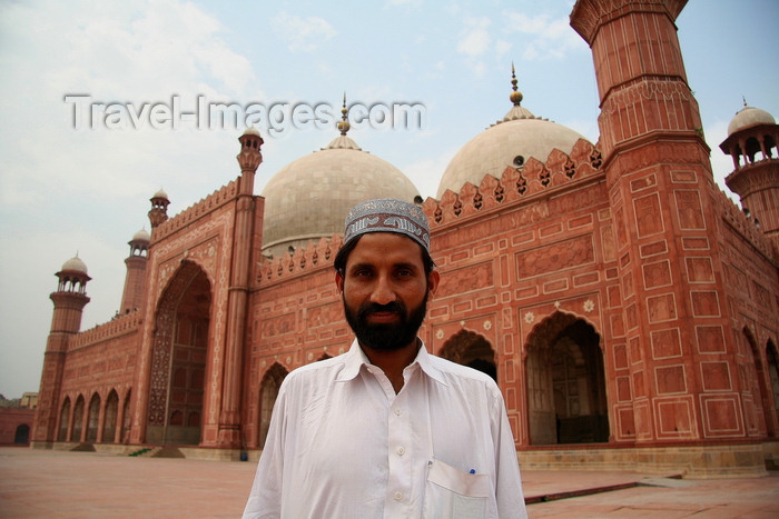 pakistan199: Lahore, Punjab, Pakistan: Pakistan - Punjab - Lahore - man in front of Badshahi mosque  - photo by G.Koelman - (c) Travel-Images.com - Stock Photography agency - Image Bank