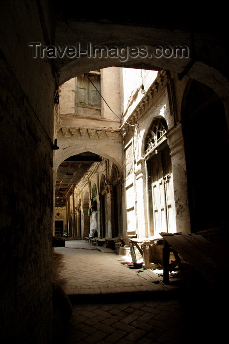 pakistan200: Peshawar, NWFP, Pakistan: old city - dark alley - houses - photo by G.Koelman - (c) Travel-Images.com - Stock Photography agency - Image Bank