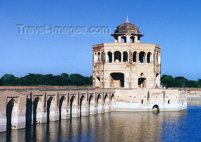 pakistan28: Pakistan - Lahore (Punjab): lake house on the Mughal Hunting grounds - photo by G.Frysinger - (c) Travel-Images.com - Stock Photography agency - Image Bank