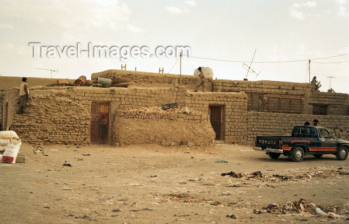 pakistan31: Pakistan - Mirjave - Baluchistan: mud-brick building - photo by J.Kaman - (c) Travel-Images.com - Stock Photography agency - Image Bank