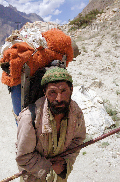 pakistan45: Pakistan - Karakoram mountains - Himalayan range - Northern Areas: Balti porter with walking stick - photo by A.Summers - (c) Travel-Images.com - Stock Photography agency - Image Bank